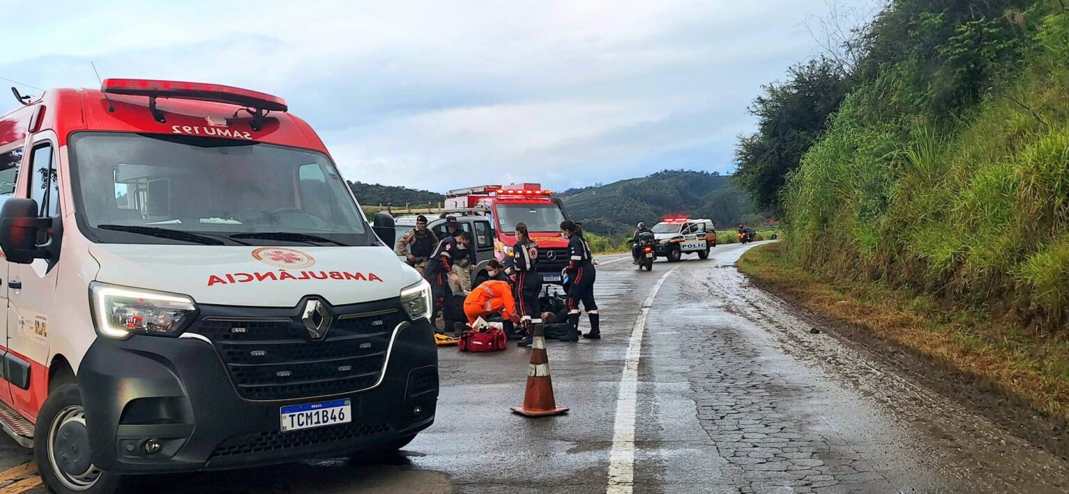 Mulher morre após moto ser atingida por caminhão na BR-262, em Manhuaçu - Foto: Divulgação/CBMMG