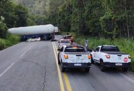 Acidente entre carreta e moto fecha BR-381, em Bela Vista de Minas - Foto: Reprodução/Redes Sociais