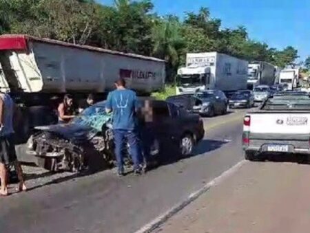 Acidente deixa vítima presa às ferragens na BR-381, em Ravena - Foto: Reprodução/Redes Sociais