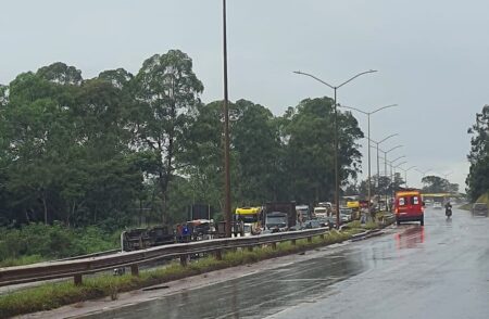 Caminhão tomba e fecha totalmente pista da BR-040, em Nova Lima - Foto: Reprodução/Redes Sociais