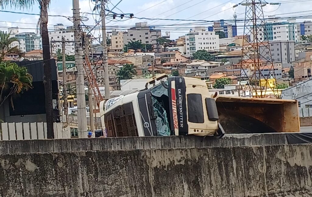 Carreta com brita tomba e interdita avenida em Contagem - Foto: Reprodução/Redes Sociais