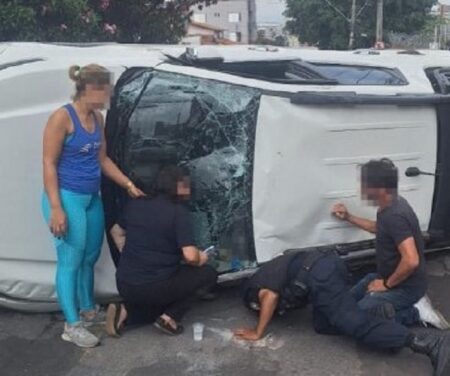 Acidente entre carros deixa mulher fica presa às ferragens em Contagem - Foto: Divulgação/CBMMG