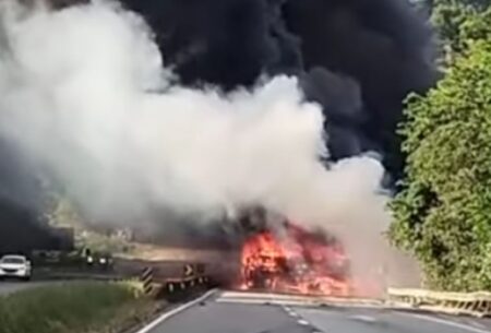 Carreta com combustível tomba, pega fogo e interdita Rodovia Fernão Dias - Foto: Reprodução/Redes Sociais