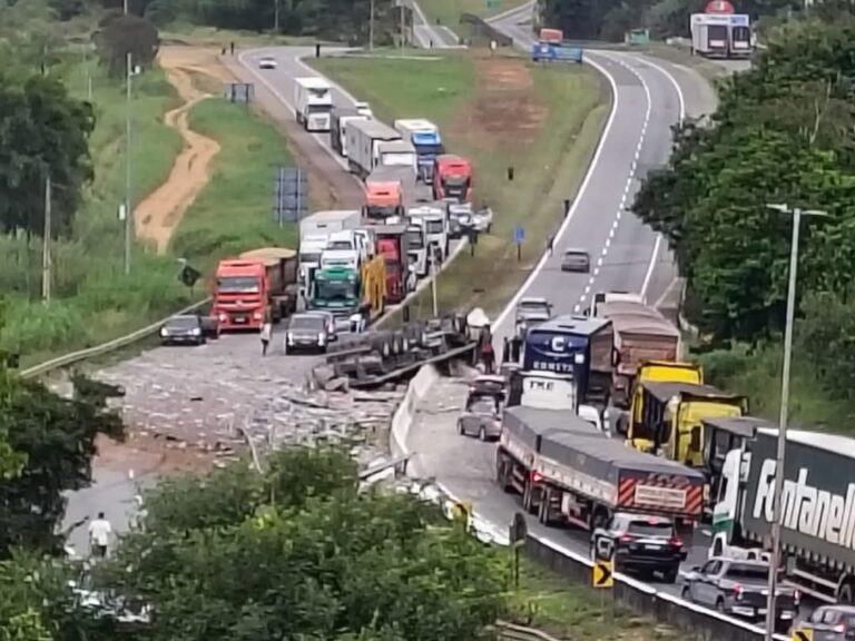 Caminhão tomba e motorista fica ferido na Rodovia Fernão Dias, em Estiva - Foto: Reprodução/Redes Sociais