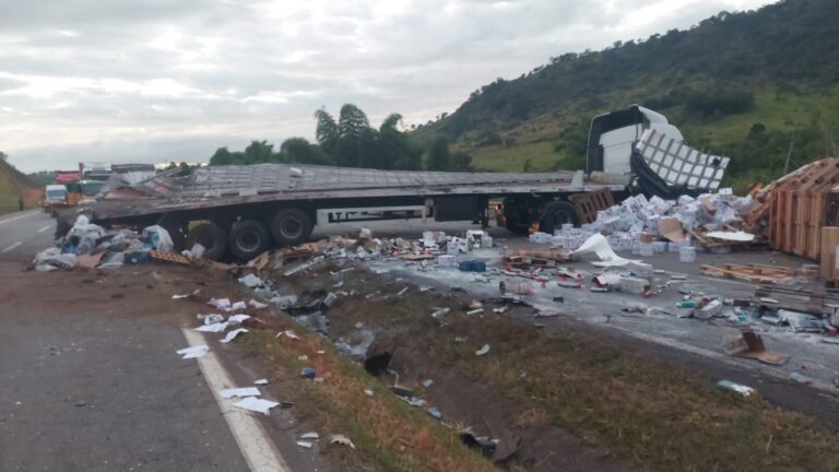 Acidente entre carretas fecha totalmente Rodovia Fernão Dias, em Perdões - Foto: Reprodução/Redes Sociais