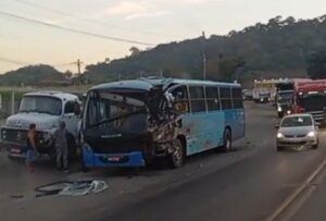 Acidente na BR-381 entre ônibus e caminhão deixa ferido na Grande BH - Foto: Reprodução/Redes Sociais