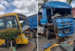 Acidente entre ônibus escolar e caminhão deixa seis feridos em Paraopeba - Foto: Reprodução/Redes Sociais