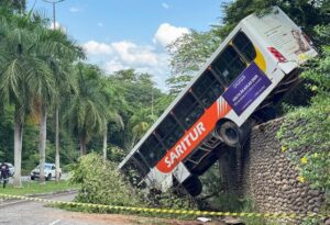 Acidente com ônibus deixa sete pessoas feridas em Ipatinga - Foto: Divulgação/CBMMG