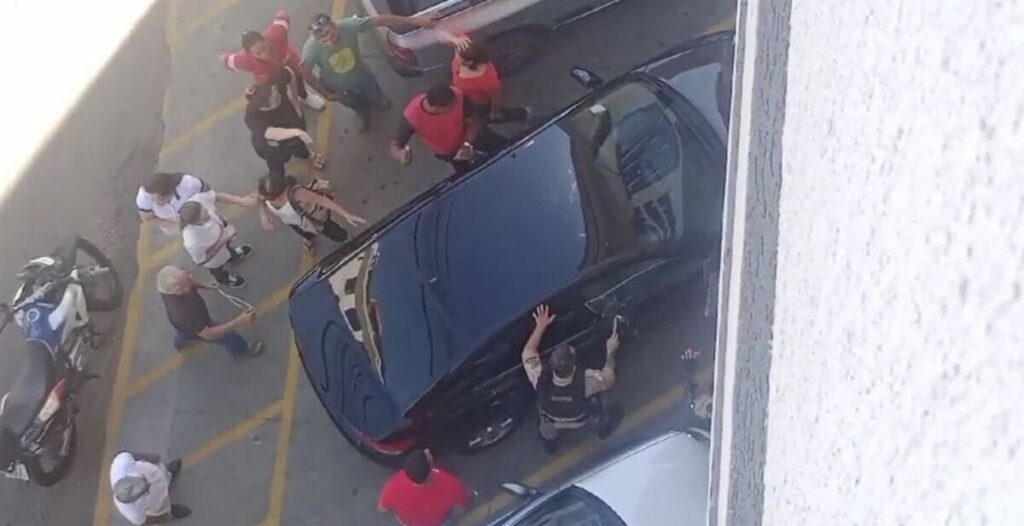 PM quebra vidro de carro para resgatar bebê preso em João Monlevade - Foto: Reprodução