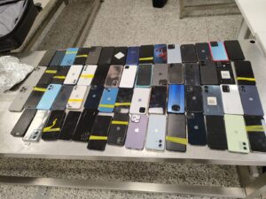 Pai e filho são presos com mais de 100 celulares furtados no Aeroporto de BH - Foto: Divulgação/PF