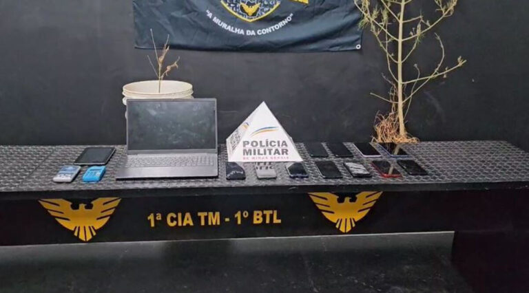 Polícia rastreia celular e apreende celulares em casa no bairro Taquaril, em BH - Foto: Divulgação/PMMG