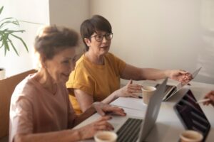 Ação reúne vagas de emprego para mulheres acima de 50 anos