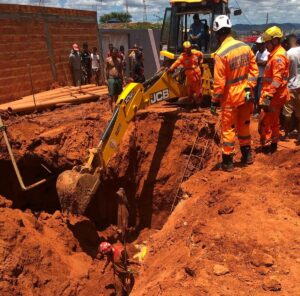 Homem morre e dois ficam feridos após soterramento em Montes Claros - Foto: Divulgação/CBMMG