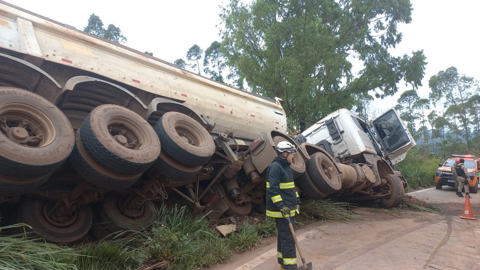 Caminhão perde controle, tomba e interdita trecho da BR-356, em Itabirito - Foto: Divulgação/Corpo de Bombeiros