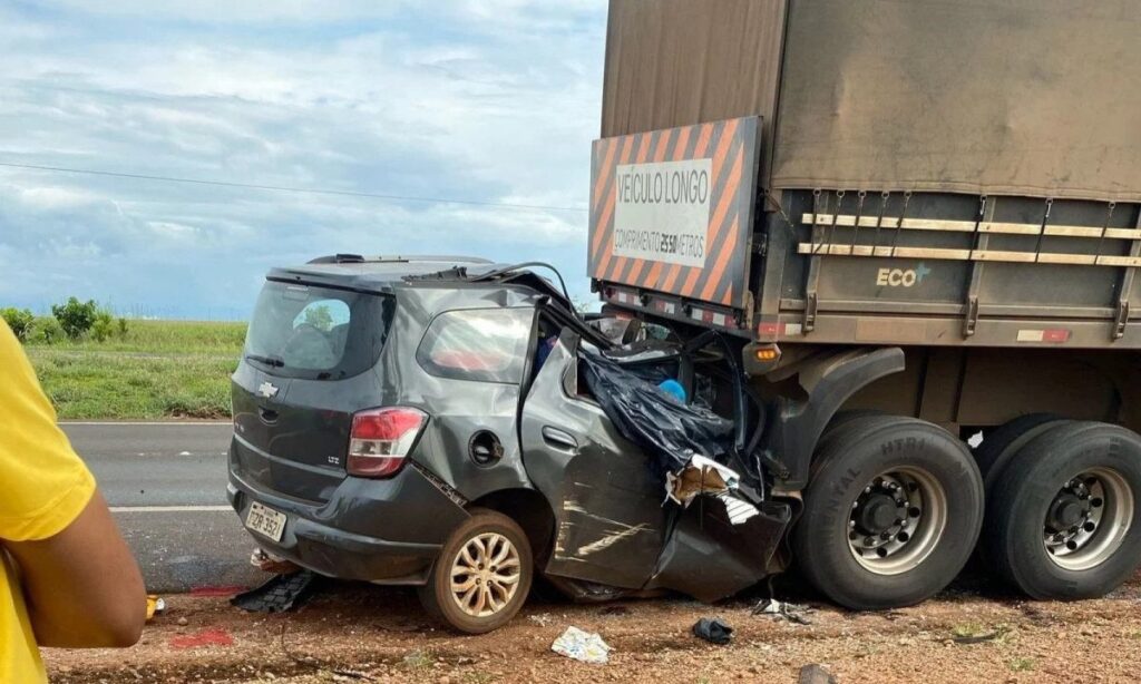 Acidente entre carro e carreta deixa cinco vítimas fatais na BR-365, em Monte Alegre de Minas - Foto: Redes Sociais