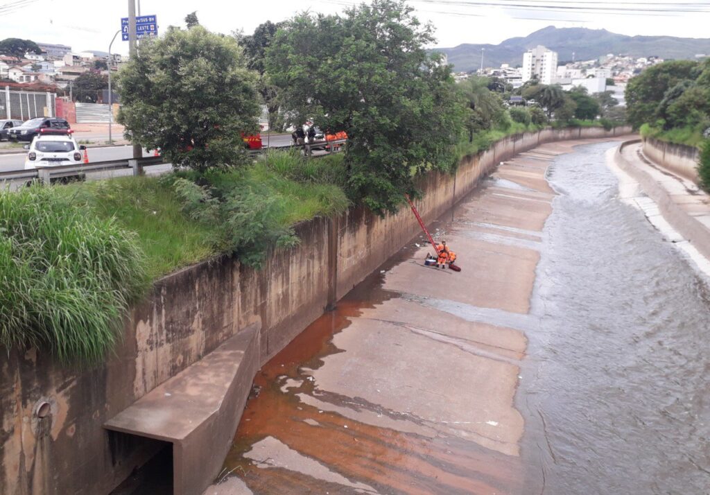 Dois homens caem no córrego Arrudas em BH; um é resgatado e outro segue desaparecido - Foto: Divulgação/CBMMG