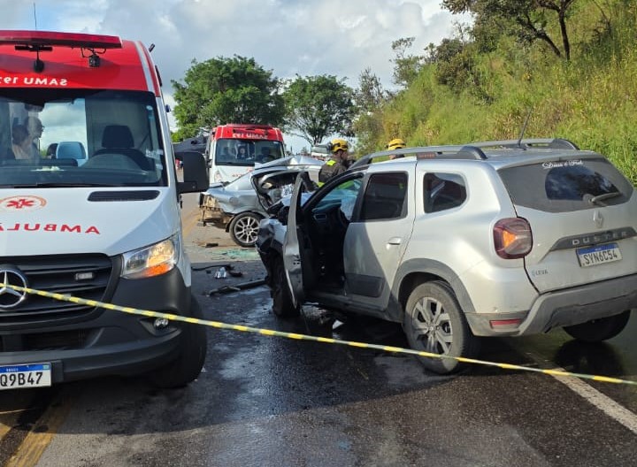 Acidente entre carros deixa um morto e dois feridos na BR-381, em Sabará - Foto: Reprodução/Redes Sociais
