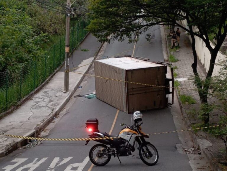 Caminhão carregado de feijão tombar em rua do bairro Buritis, em BH - Foto: Divulgação/CBMMG