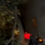 Carreta com peças atinge árvore e rede elétrica no bairro Santa Maria, em BH - Foto: Reprodução/Redes Sociais