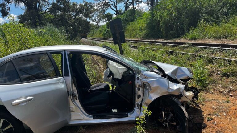 Duas pessoas ficam feridas após carro ser atingido por trem em Matozinhos - Foto: Divulgação/CBMMG