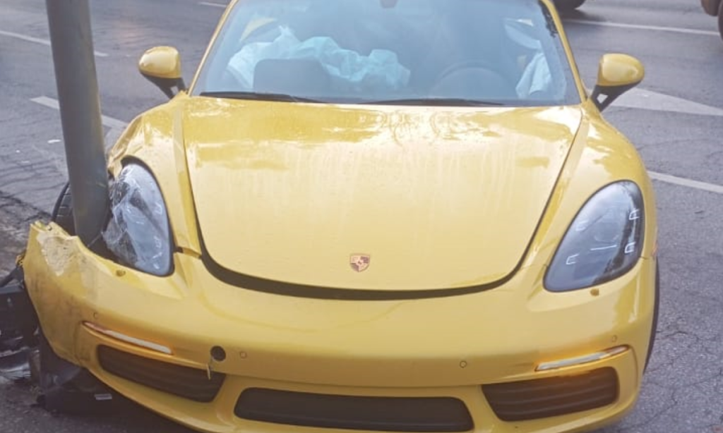 Motorista perde controle, bate em poste e abandona Porsche em avenida de BH - Foto: Reprodução/Redes Sociais