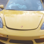 Motorista perde controle, bate em poste e abandona Porsche em avenida de BH - Foto: Reprodução/Redes Sociais