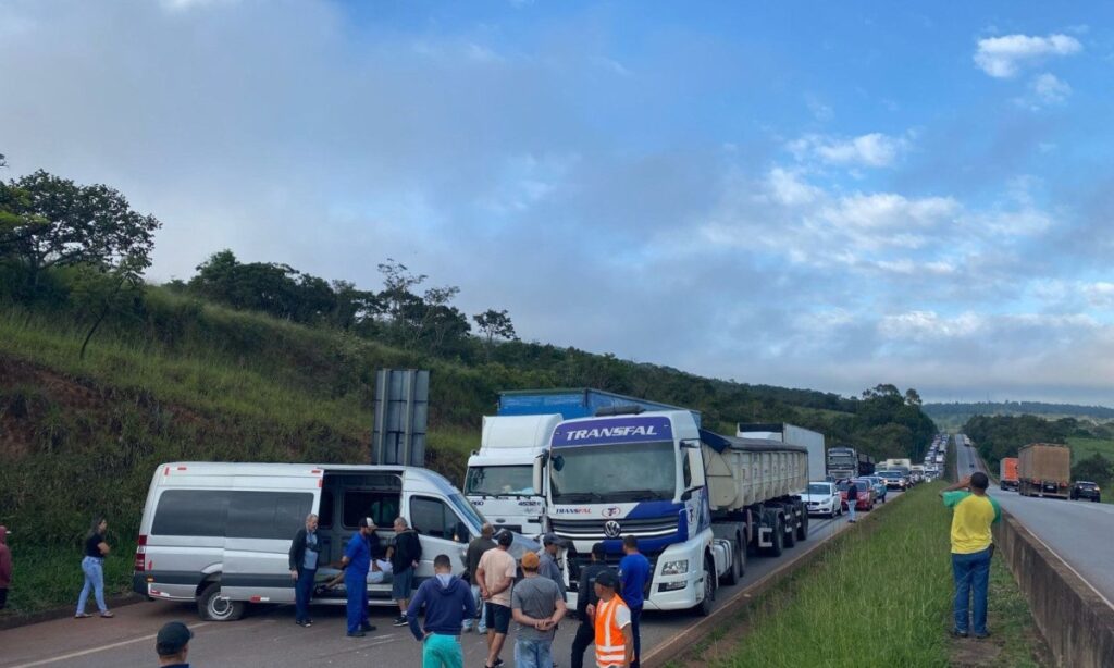 Acidente entre van e caminhão causa congestionamento na BR-381 - Foto: Redes Sociais