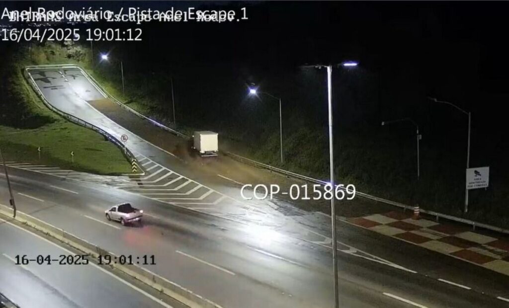 Caminhão perde controle e entra na área de escape do Anel Rodoviário - Foto: Divulgação/ BHTrans