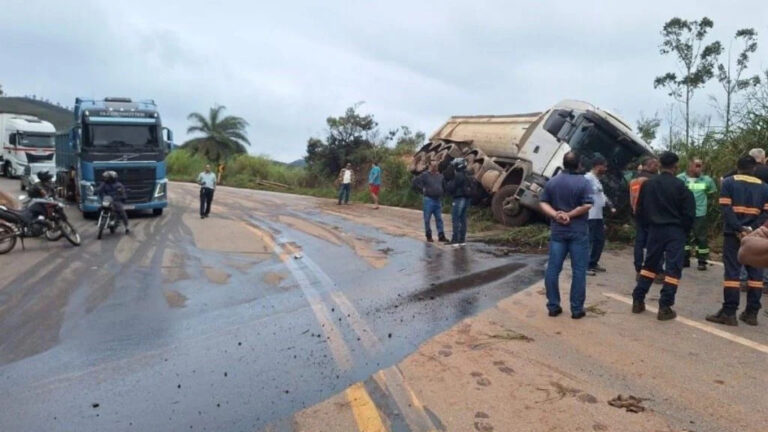 Caminhão perde controle, tomba e interdita trecho da BR-356, em Itabirito - Foto: Divulgação/Corpo de Bombeiros