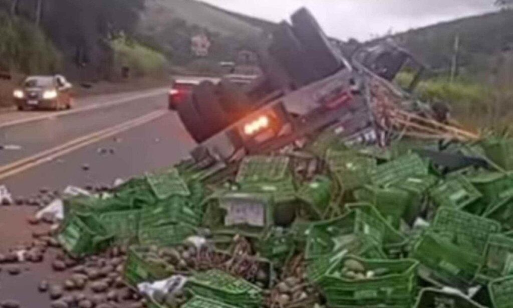 Caminhão multado por excesso de carga tomba na BR-116 - Foto: Redes Sociais