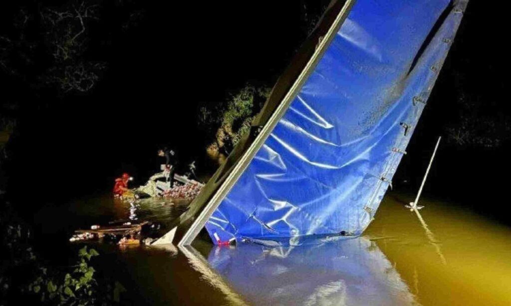 Caminhão capota de ponte e cai no Rio Lambari, em Nova Serrana - Foto: Divulgação/ PMMG