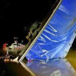 Caminhão capota de ponte e cai no Rio Lambari, em Nova Serrana - Foto: Divulgação/ PMMG