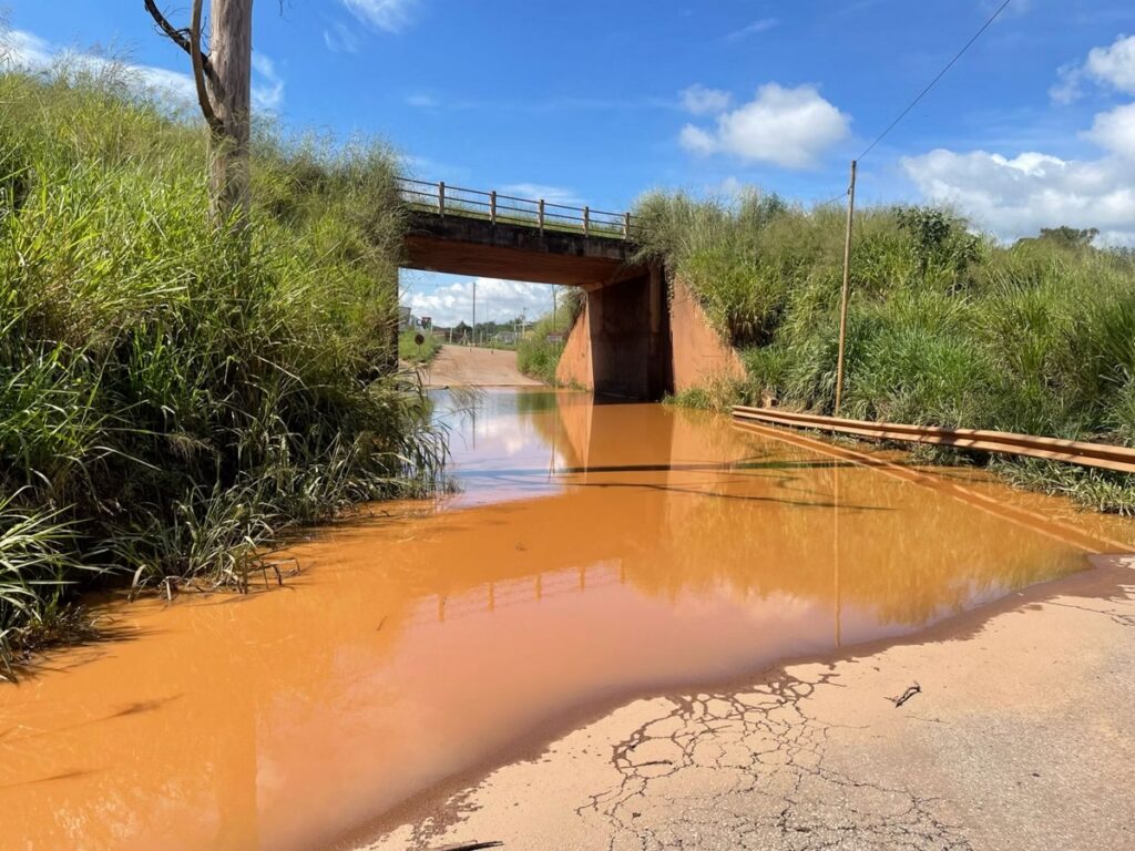 Tubulação da Vale se rompe, interdita ponte e causa desvio em Brumadinho - Foto: Maria Julia Nascimento / Divulgação