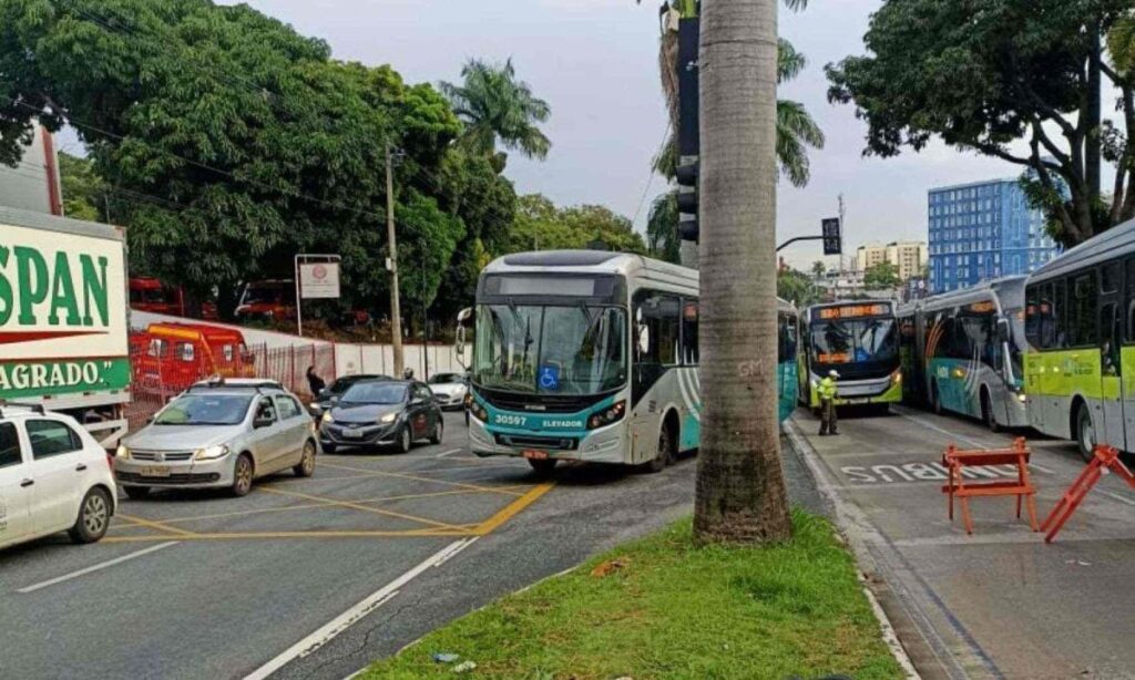 Obras complicam trânsito na avenida Antônio Carlos - Foto: Divulgação/ BHTrans