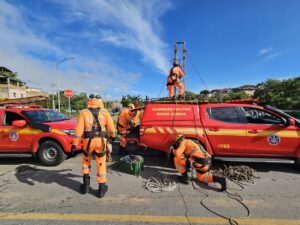 Motociclista cai no Ribeirão Arrudas após colisão com carro em BH Motociclista cai no Ribeirão Arrudas após colisão com carro em BH - Foto: Divulgação/CBMMG