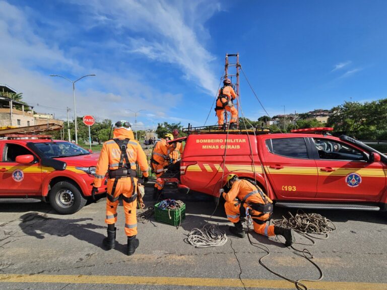 Motociclista cai no Ribeirão Arrudas após colisão com carro em BH - Foto: Divulgação/CBMMG