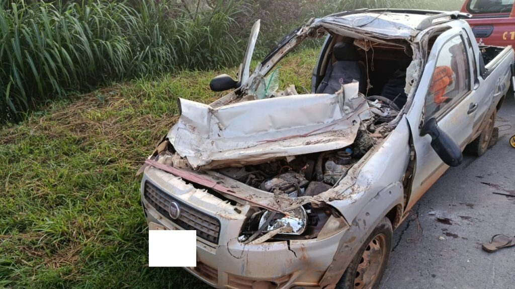 Colisão entre quatro veículos deixa dois mortos em rodovia no município de Formiga - Foto: Divulgação/ CBMMG