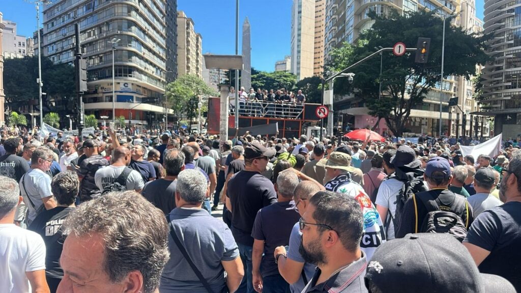 Agentes da segurança pública fecham Afonso Pena e causa lentidão na área central de BH - Foto: ideopress Produtora