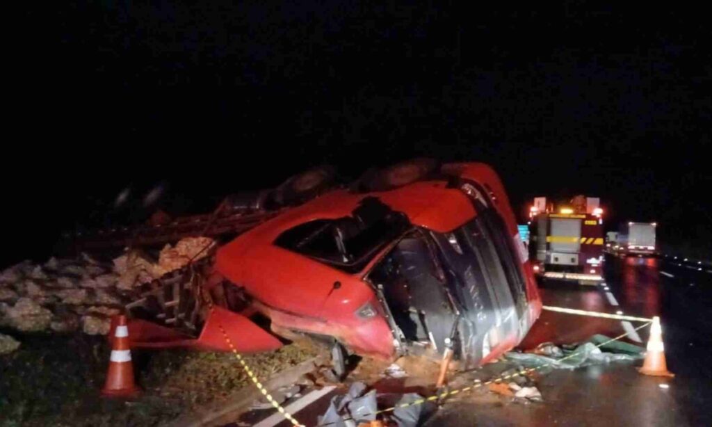 Motorista morre em tombamento de caminhão com batatas em rodovia de MG - Foto: Divulgação/CBMMG