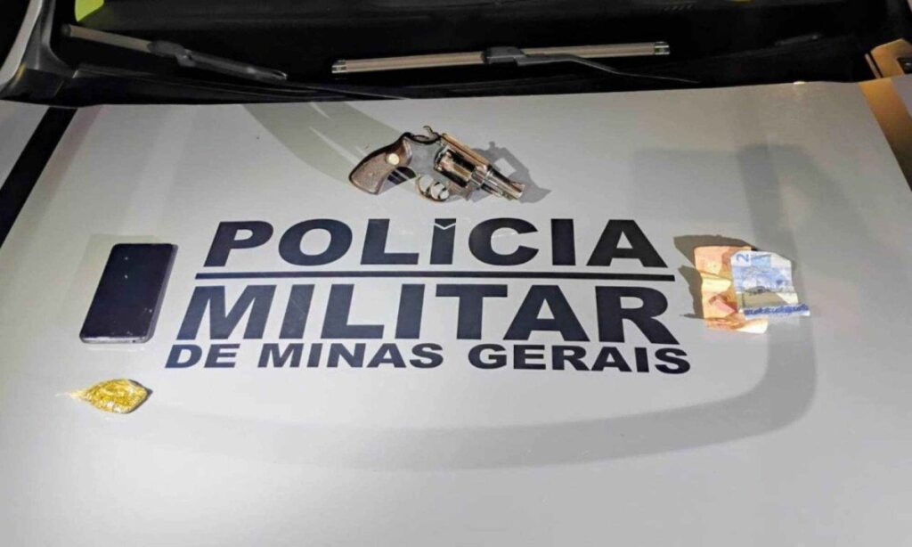 Homem é preso e dois menores são apreendidos após assaltar motorista de aplicativo em BH Homem é preso e dois menores são apreendidos após assalto a motorista de aplicativo em BH - Foto: Divulgação/PMMG