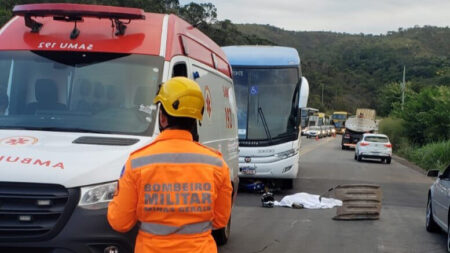 Motociclista morre após ser atingido por ônibus na BR-381, em Sabará - Foto: Reprodução/Corpo de Bombeiros