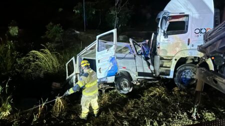 Acidente entre carreta e van deixa nove mortos na BR-251, em Grão Mogol - Foto: Divulgação/CBMMG