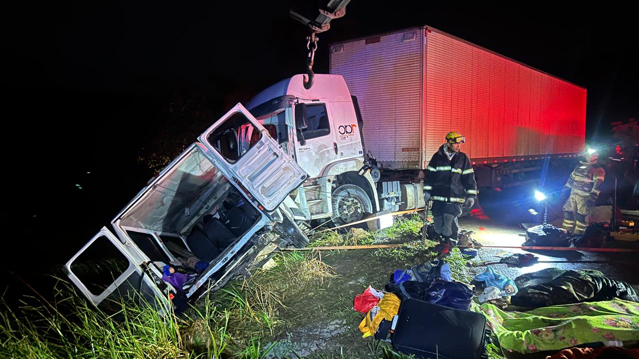 Acidente entre carreta e van deixa nove mortos na BR-251, em Grão Mogol 1 Acidente entre carreta e van deixa nove mortos na BR-251, em Grão Mogol - Foto: Divulgação/CBMMG