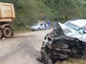 Médico morre após caminhonete bater de frente com carreta em rodovia de MG - Foto: Reprodução/Redes Sociais