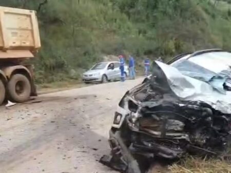 Médico morre após caminhonete bater de frente com carreta em rodovia de MG - Foto: Reprodução/Redes Sociais