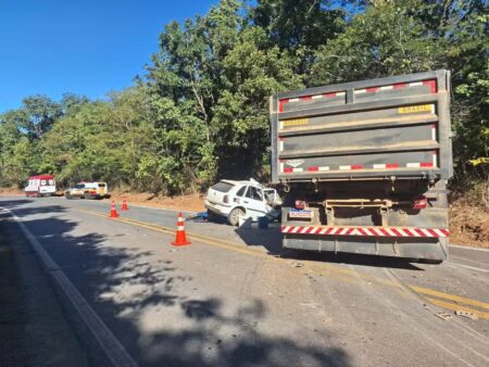 Dois homens morrem em acidente frontal entre carro e caminhão em rodovia de MG - Foto: Divulgação/PRMv