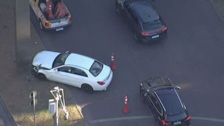 Carro de luxo colide com placa após motorista cochilar ao volante na Savassi, em BH - Foto: Reprodução/ TV Globo