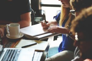 IA reduz sobrecarga e impulsiona marketing na educação