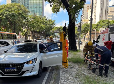 Acidente entre carros e ônibus deixa homem ferido na Avenida Afonso Pena, em BH - Foto: Divulgação/CBMMG