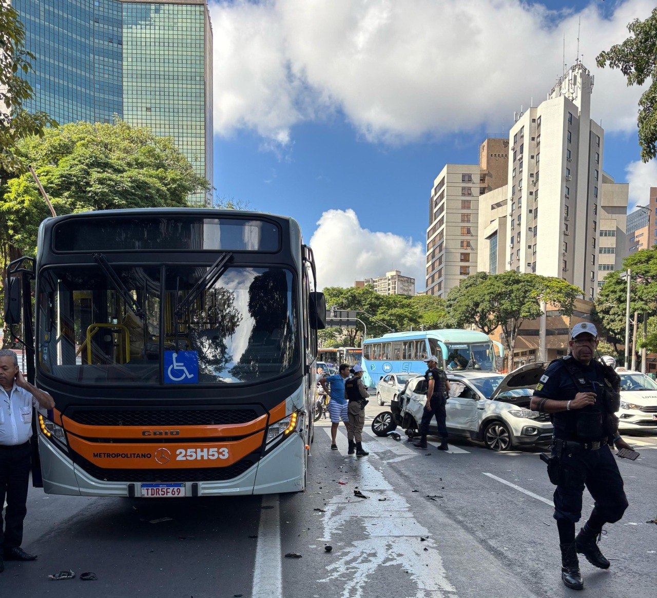 Acidente entre carros e ônibus deixa homem ferido na Avenida Afonso Pena, em BH 1 Acidente entre carros e ônibus deixa homem ferido na Avenida Afonso Pena, em BH - Foto: Divulgação/CBMMG